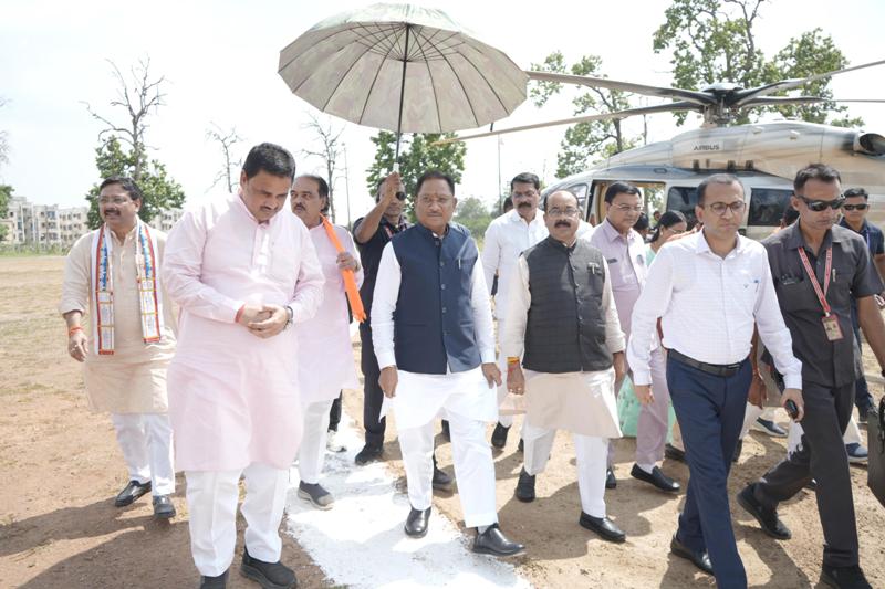 मुख्यमंत्री विष्णु देव साय का कोरबा पुलिस लाइन हेलीपेड पर जनप्रतिनिधियों ने किया आत्मीय स्वागत