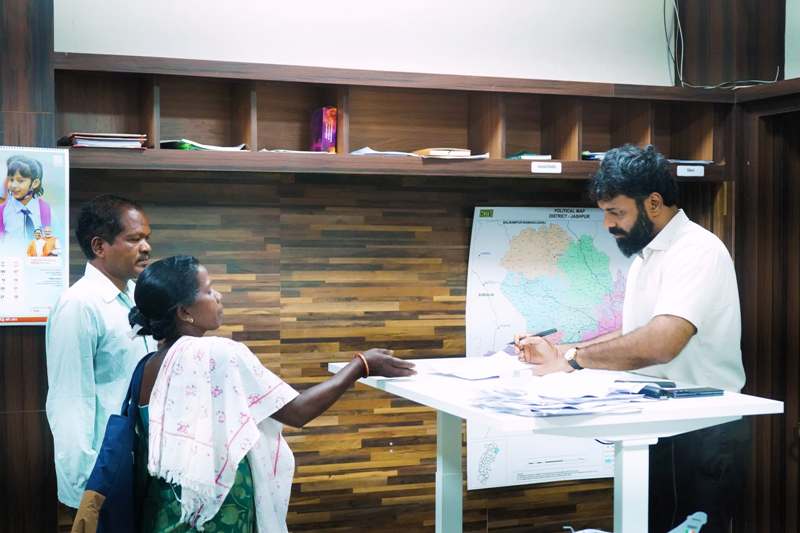 जशपुर : कलेक्टर रोहित व्यास ने जनदर्शन में सुनी आमजनों की समस्याएं