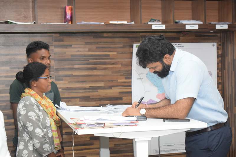 जशपुर: कलेक्टर रोहित व्यास ने जनदर्शन में सुनी 59 शिकायतें, अधिकारियों को समयबद्ध निराकरण के दिए निर्देश