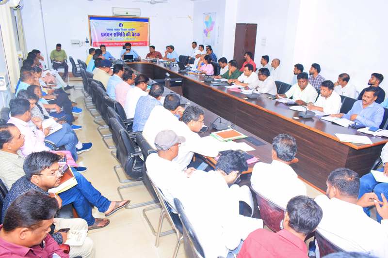 जशपुर कलेक्टर ने ली साप्ताहिक समय सीमा की बैठक – निर्माण एजेंसी को सड़क की गुणवत्ता का विशेष ध्यान रखने के दिए निर्देश, किसानों के लिए बनाएं किसान क्रेडिट कार्ड