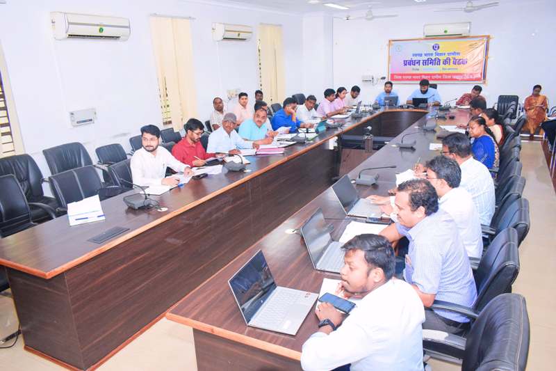 जशपुर : कलेक्टर ने जनपद सीईओ की समीक्षा बैठक लेकर की विभागीय योजनाओं समीक्षा, कहा- गांव को सुंदर और स्वच्छ रखने की दिशा में बेहतर कार्य करना होगा