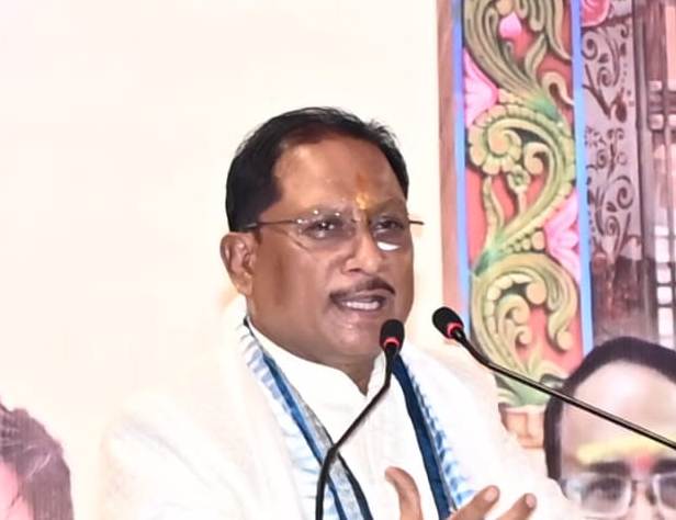 छत्तीसगढ़ में बंदूक की जगह अब विकास की गूंज! आत्मसमर्पण नीति के तहत 13 नक्सलियों ने कहा – अब जीना है सम्मान से