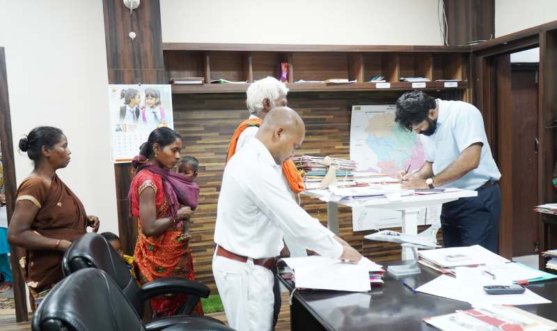 जशपुर : कलेक्टर ने जनदर्शन में आमजनों की समस्याओं का किया निराकरण, प्राप्त आवेदनों के समयबद्ध निराकरण हेतु अधिकारियों को दिए निर्देश