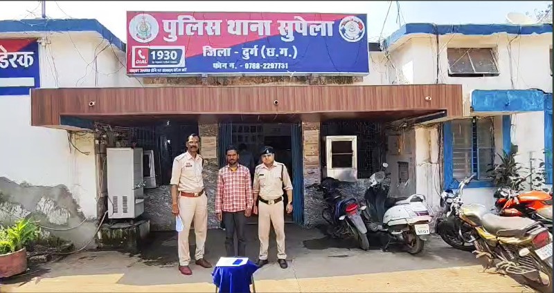 दिनदहाड़े लूट की वारदात का खुलासा : सुपेला में चाकू दिखाकर मोबाइल लूटने वाले आरोपी गिरफ्तार, चाकू दिखाकर करते थे लूट, एक मोबाईल फोन व चाकू बरामद, एक नाबालिग सहित दो आरोपी गिरफ्तार, भेजा गया न्यायिक अभिरक्षा में जेल.