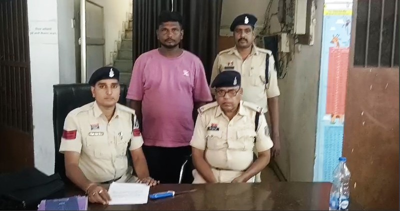 क्षेत्र में आशांति फैलाने वाल के विरुद्ध पुलिस का प्रहार : आरोपी के कब्जे से एक नग धारदार चाकू जप्त, आर्म्स एक्ट के अंतर्गत गिरफ्तार कर किया गया जेल दाखिल.