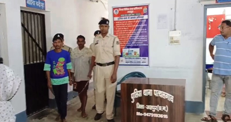 ऑपरेशन शंखनाद : घर में छिपाकर रखा था गौमांस, ऑपरेशन शंखनाद में पुलिस की छापेमारी से मचा हड़कंप, जशपुर पुलिस ने घर से पकड़ा दस किलो गौ मांस, दो आरोपी गिरफ्तार – एक फरार, भेजा गया जेल.