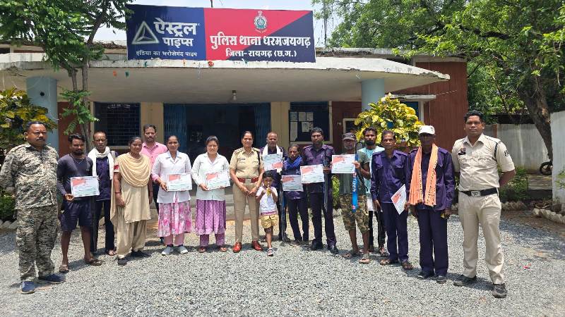 धरमजयगढ़ पुलिस का अनोखा कदम : समाजसेवियों को मिला सम्मान, कोटवारों को दी गई नई जिम्मेदारी, अपराध रोकथाम के लिए कोटवारों को किया अलर्ट.