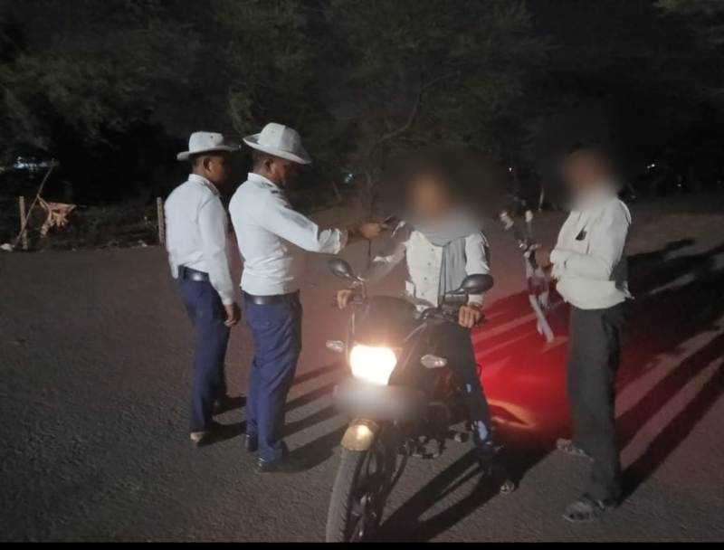 शराब पीकर वाहन चलाने वाले चालकों पर कार्यवाही के लिए चलाया गया विशेष अभियान : कुल 10 वाहन चालकों पर कार्यवाही कर, किया गया उनके वाहन जप्त