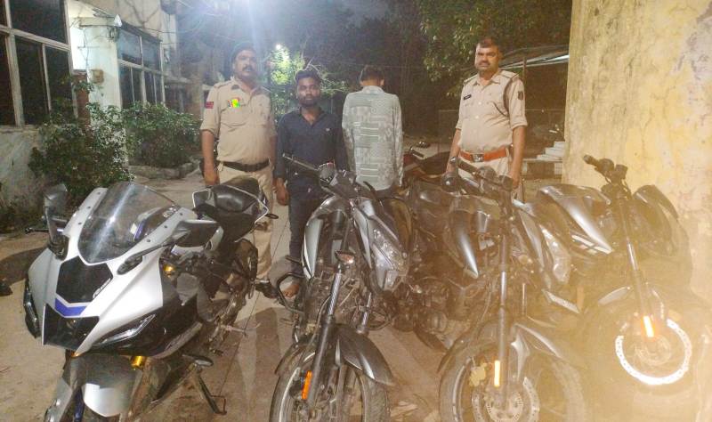 रायपुर में उड़ीसा से आए बाइक चोर गैंग का भंडाफोड़: 6 लाख की 4 स्पोर्ट्स बाइक चोरी, नाबालिग के साथ मिलकर बना रहा था क्राइम सिंडिकेट