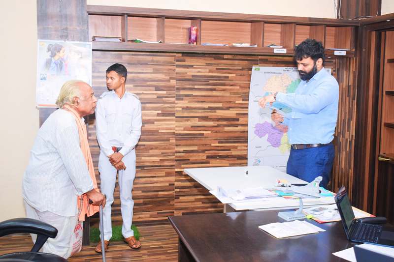 जशपुर : कलेक्टर ने जनदर्शन में सुनी आमजनों की समस्याएं, संबंधित अधिकारियों को प्राप्त आवेदनों का गंभीरता से निराकरण करने के दिए निर्देश