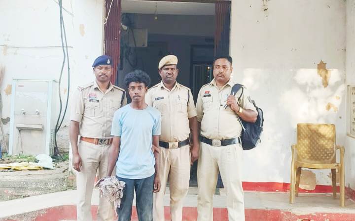 रकम चोरी कर दोस्तों को महंगी-महंगी शराब पिलाने वाला आरोपी युवक प्रभात खेस्स जशपुर पुलिस के हत्थे चढ़ा