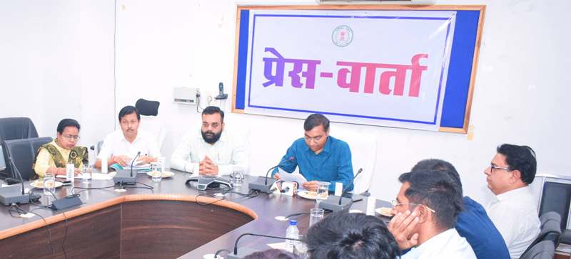 जशपुर के 299 स्कूलों में युक्तियुक्तकरण से लौटी रौनक, सैकड़ों छात्रों को मिलेंगे अब विषय-विशेषज्ञ शिक्षक, अपर कलेक्टर ने प्रेस वार्ता आयोजित कर युक्तियुक्तकरण के संबंध में सभी शंकाओं का किया समाधान