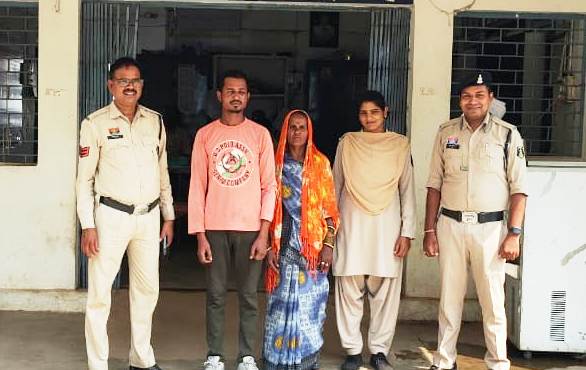 पुलिस को धमकाना पड़ा भारी! डायल 112 के आरक्षक से अभद्रता करने पर मां-बेटे गिरफ्तार