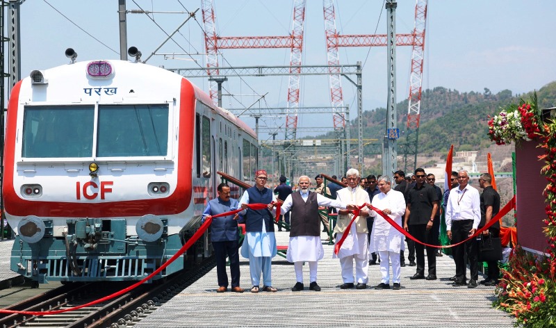 ‘यह है संकल्प और सामर्थ्य का संगम!’ – चिनाब पुल पर लहराता तिरंगा देख भावुक हुए पीएम मोदी, चिनाब पुल पर तिरंगे की शान, पीएम मोदी बोले –  भारत अब असंभव को संभव कर रहा है !