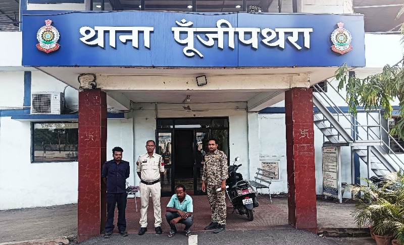 पूंजीपथरा पुलिस की बड़ी कार्रवाई : ₹7.80 लाख की सरिया चोरी में शामिल आरोपी ओडिशा से गिरफ्तार, 4 टन माल और ट्रक जब्त, रैकेट का खुलासा, मुख्य आरोपी अब भी फरार.