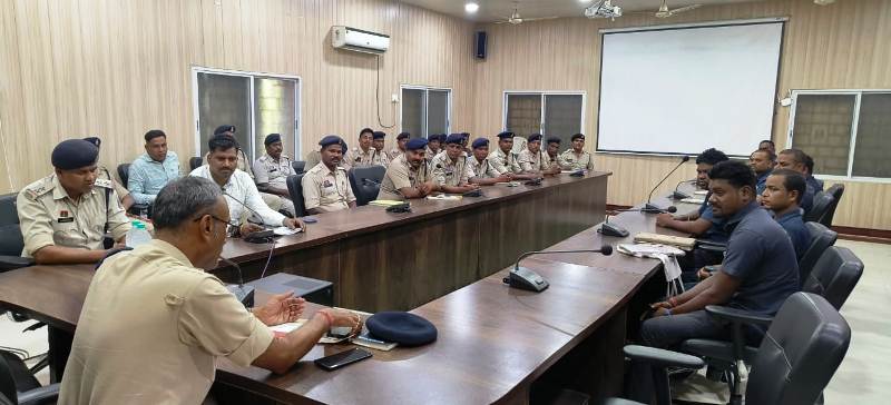 समीक्षा बैठक में मिला सम्मान : जहर, करंट और आत्महत्या की घटनाओं में जान बचाने वाली डायल 112 टीम को डीजीपी प्रशस्ति-पत्र से नवाज़ा गया, प्रसव, हादसे और रेलपटरी पर आत्महत्या – डायल 112 की त्वरित कार्रवाई से दर्जनों जानें बचीं.