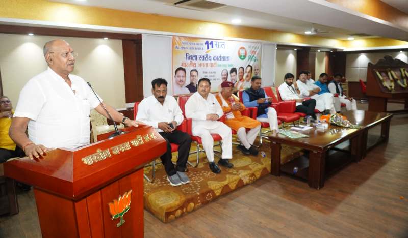 रायपुर में संकल्प से सिद्धि कार्यशाला : सांसद बृजमोहन अग्रवाल ने जनभागीदारी से राष्ट्र निर्माण का किया आह्वान, 370 का खात्मा, अयोध्या में राम मंदिर और अब 11 लाख पौधे – मोदी युग की क्रांतिकारी विकास-गाथा का उद्घोष रायपुर से.