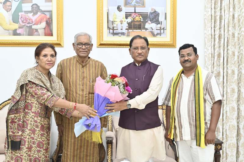 मुख्यमंत्री विष्णु देव साय ने समाजसेवी और पूर्व केंद्रीय मंत्री अरविंद नेताम से की सौजन्य भेंट