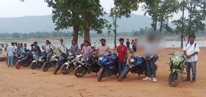 जशपुर : सोशल मीडिया रील के लिए स्टंट, पुलिस ने बना दी फाइल! “बाइकर्स ऑफ जशपुर” के हाईवे हंगामा पर SSP  की घेराबंदी में फंसे 17 बाइक स्टंटबाज पर भारी जुर्माना