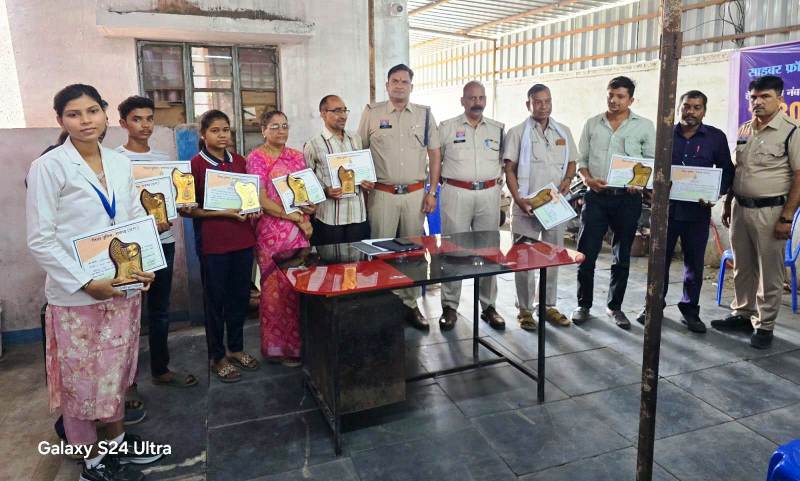 पुलिस की अनूठी पहल : थाना प्रभारी जूटमिल ने कोटवारों की ली बैठक, प्रेरक नागरिकों को किया सम्मानित, समाज के नायकों को प्रशस्ति-पत्र देकर बढ़ाया उत्साह.