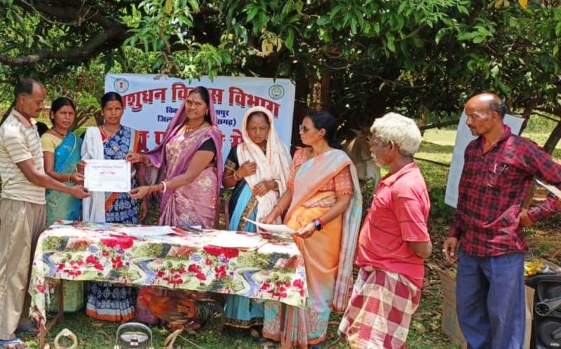 बालाछापर में पशु चिकित्सा शिविर बना ग्रामीण पशुपालकों की उम्मीद : गोमूत्र से जीवामृत तक की विधियां बताईं गईं, बीमार पशुओं को मिला जीवनदान, निःशुल्क इलाज व दवा वितरण ने पशुपालकों में भरा उत्साह