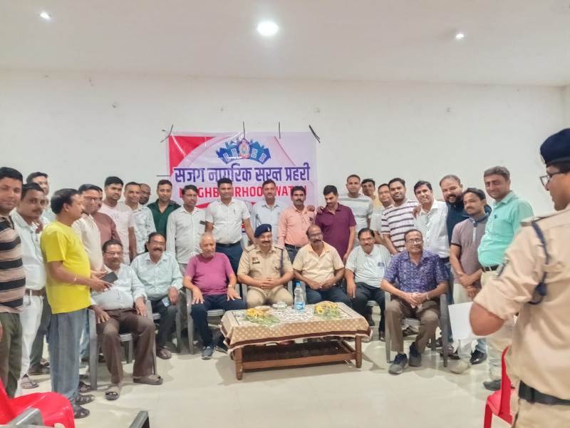 निरीक्षक प्रवीण कुमार द्विवेदी थाना प्रभारी जांजगीर ने थाना जांजगीर क्षेत्र के कृष्णा बिहार कालोनी में चौपाल लगाकर किया जनसंवाद