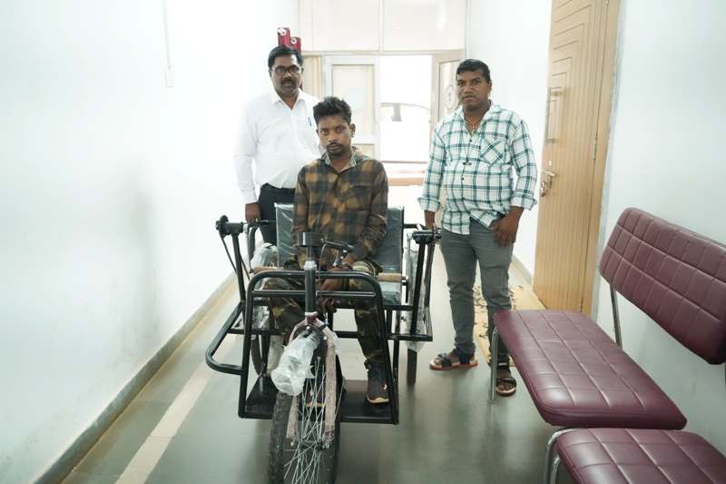 जशपुर : दिव्यांग सूरजनराम को अपने ट्राईसाइकिल से आने जाने में हो रही है आसानी