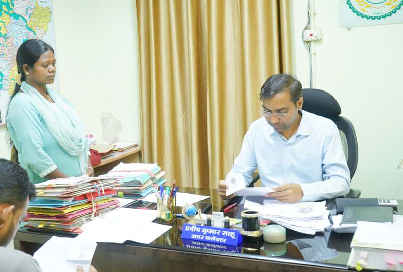 जशपुर : अपर कलेक्टर ने जनदर्शन में सुनी आमजनों की समस्याएं, सम्बंधित अधिकारियों को दिए आवेदन का प्राथमिकता से निराकरण करने के निर्देश