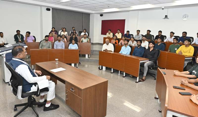 छत्तीसगढ़ में कृषि के साथ साथ उद्योगों के विकास के लिए है अनुकूल वातावरण : कैरियर निर्माण में अपनी क्षमता का बेहतर उपयोग करें युवा – मुख्यमंत्री