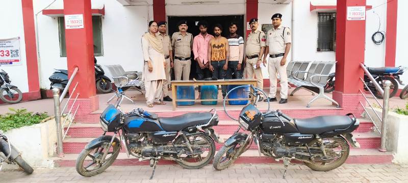 रात्रि में खड़ी ट्रेलर से डीजल चोरी और लूटपाट करने वाले तीन शातिर आरोपी गिरफ्तार, 150 लीटर डीजल और लूट का सामान बरामद