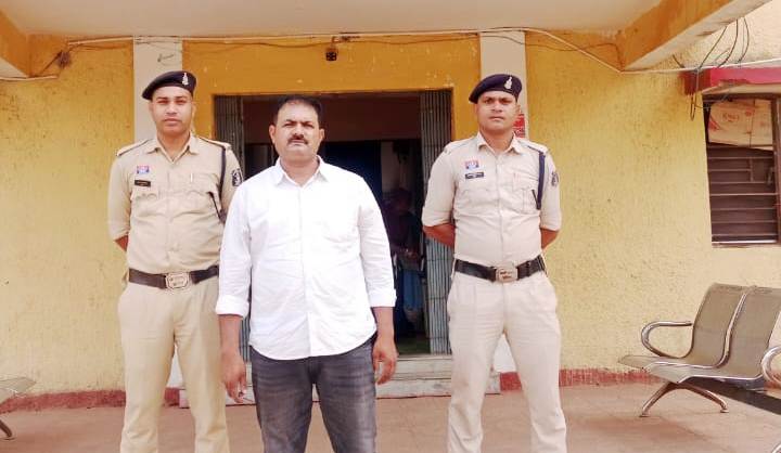 “धोखाधड़ी भी, धार्मिक उकसावा भी!” — पूर्व पंचायत सचिव पर दोहरी एफआईआर, कोर्ट में पेशी के बाद भेजा गया जेल