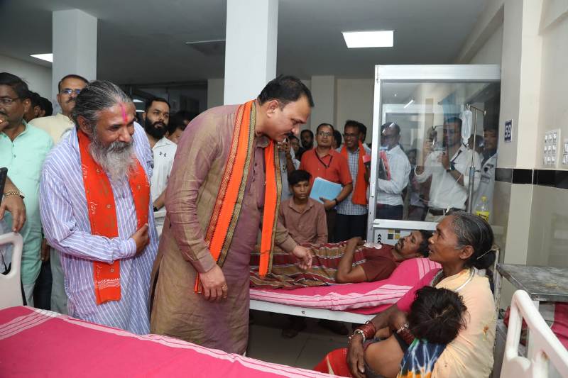 स्वास्थ्य मंत्री श्याम बिहारी जायसवाल ने एमसीएच अलबेलापारा व शासकीय कोमलदेव अस्पताल का किया निरीक्षण, मरीजों से बातचीत कर शीघ्र स्वस्थ होने की कामना की