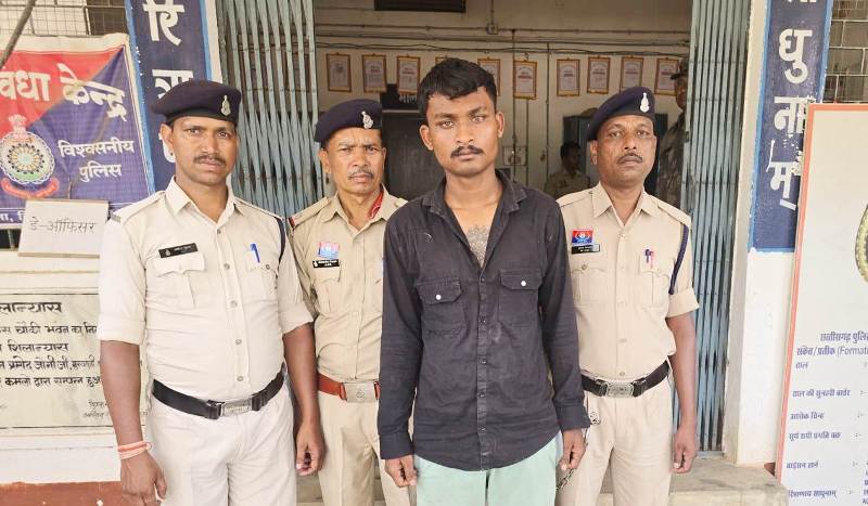 ऑपरेशन अंकुश: मोस्ट वांटेड फरार आरोपी रितेश को पकड़ने में जशपुर पुलिस को मिली बड़ी सफलता, 2 जून को मुलजिम पेशी के दौरान कुनकुरी से लौटते वक्त,लोरो घाट में बस से कूदकर हो गया था फरार