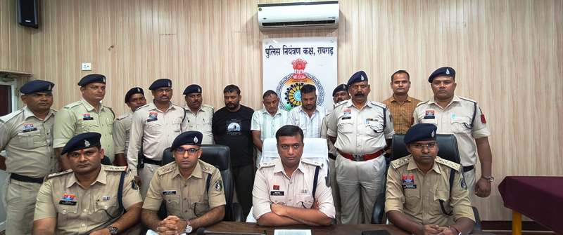 रायगढ़ पुलिस की बड़ी कामयाबी : रायगढ़ पुलिस की ताबड़तोड़ कार्रवाई से मचा हड़कंप, दो कारें और मोबाइल भी जब्त, 105 किलो गांजा के साथ तीन तस्कर गिरफ्तार, न्यायिक अभिरक्षा में भेजा गया जेल.