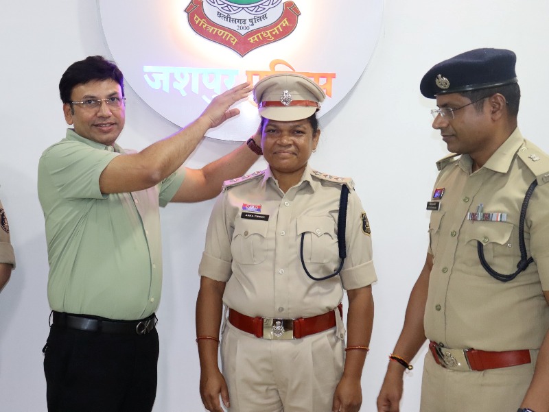 पुलिस अधीक्षक कार्यालय जशपुर में स्टार सेरेमनी का किया गया आयोजन, निरीक्षक आशा तिर्की हुईं उप पुलिस अधीक्षक पद पर पदोन्नत, SSP ने लगाया स्टार