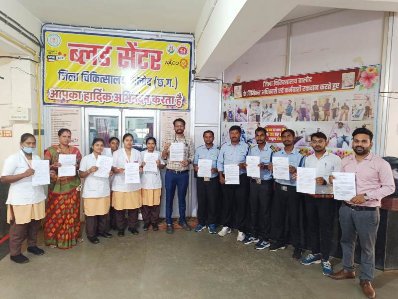 विश्व रक्तदाता दिवस के अवसर पर आरोग्य मेलों में लोगों ने ली रक्तदान की शपथ