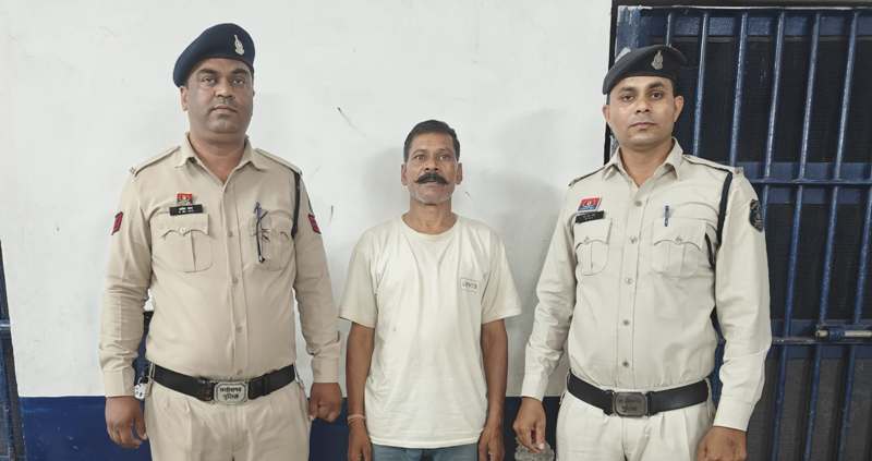 मठ मंदिर के पास गांजा बेच रहा था दिनेश सारथी, पुलिस की घेराबंदी में चढ़ा नशे का सौदागर!
