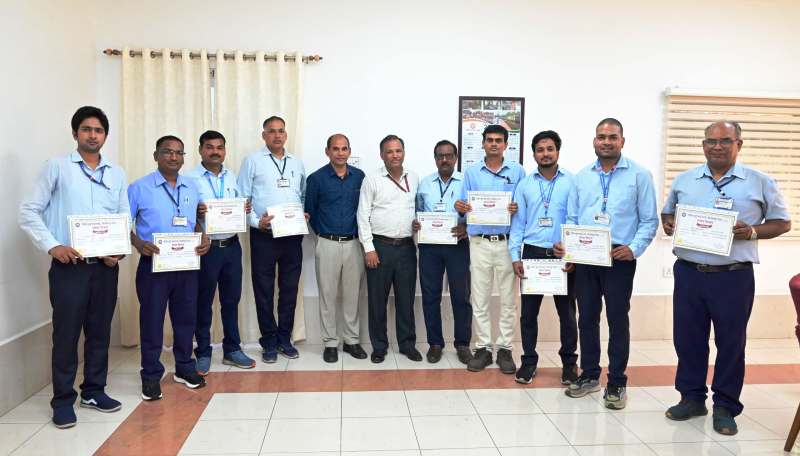 रेलवे के संरक्षा प्रहरी सम्मानित : बिलासपुर मंडल में नौ कर्मचारियों को मिला संरक्षा पुरस्कार, रेलवे में संरक्षित परिचालन सुनिश्चित करने वाले कर्मचारियों को डीआरएम (DRM) राजमल खोईवाल ने किया सम्मानित