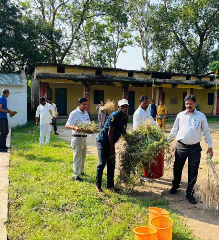 जशपुर : शाला स्वच्छता तिहार के माध्यम से सभी स्कूलों, आश्रम छात्रावास की की गई साफ सफाई, 8 से 14 जून तक चलाया गया अभियान