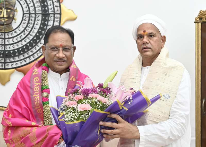 मुख्यमंत्री श्री साय से पं.श्री रविशंकर जी महाराज रावतपुरा सरकार ने की सौजन्य मुलाकात