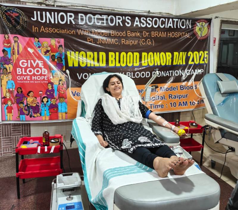 विश्व रक्तदाता दिवस पर छत्तीसगढ़ की सेवा प्रतिबद्धता, राज्यभर में रक्तदान का मानवीय संदेश, आयुक्त सह संचालक स्वास्थ्य सेवाएं डॉ. प्रियंका शुक्ला ने स्वयं रक्तदान कर इस पुनीत कार्य में भागीदारी निभाई