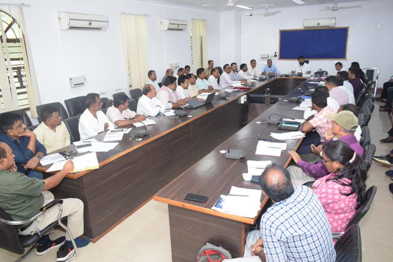 जशपुर कलेक्टर का बड़ा फैसला: शिक्षकों की लापरवाही बर्दाश्त नहीं, स्कूलों की होगी नियमित निगरानी, बच्चों की गुणवत्ता सुधार पर फोकस