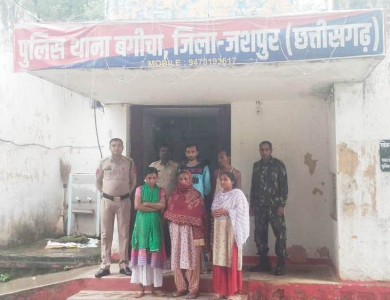 Breaking Jashpur ‘कानून के दुश्मन’ की करतूत: थाने में मारपीट, पुलिस से भिड़े, कुत्ते से कटवाया आरक्षक – एसएसपी बोले- अब जेल ही ठिकाना, पांच गिरफ्तार!