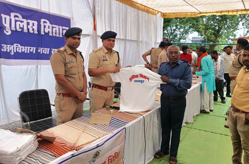 सड़क सुरक्षा पर जागरूकता : अभनपुर में आयोजित हुआ पुलिस मितान कार्यक्रम, 500 से अधिक मितानों ने लिया भाग, रायपुर पुलिस द्वारा पुलिस मितानों को दिया गया प्रशिक्षण और टी-शर्ट.