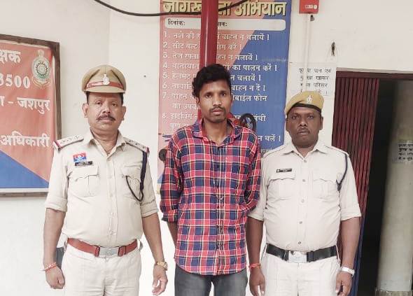 जशपुर पुलिस की बड़ी कार्रवाई: ‘नैंसी प्रिया’ बनकर नाबालिग को प्रताड़ित करने वाला साइबर अपराधी रोहित मिंज गिरफ्तार, जानें कैसे दबोचा गया!
