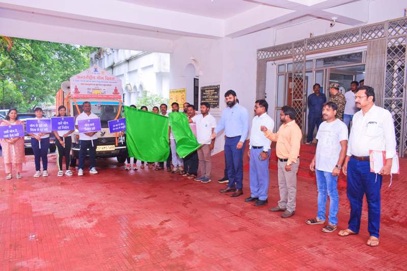 जशपुर : योग जागरुकता रथ को नगर पालिका अध्यक्ष और कलेक्टर ने हरी झंडी दिखाकर किया रवाना