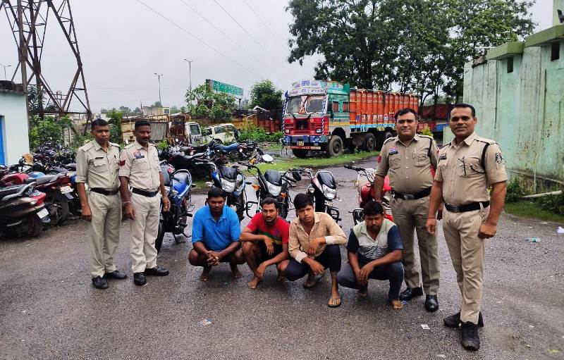रायगढ़ में बाइक चोर गिरोह का पर्दाफाश : सब्जी बेचने की आड़ में करते थे बाइक चोरी, चार आरोपी व तीन नाबालिग गिरफ्तार, पांच मोटरसाइकिल जब्त, भेजा गया न्यायिक रिमांड पर.