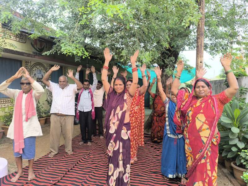 हँसी, योग और हर्बल चाय के संग बुजुर्गों व किसानों का “हेल्दी डे”, वरिष्ठ नागरिकों, किसानों और ग्रामीण जनों को समर्पित रहा आज का योग एवम वेलनेस सप्ताह