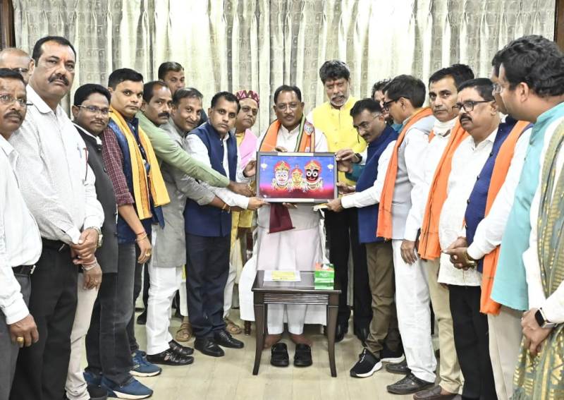 मुख्यमंत्री विष्णु देव साय को बस्तर के ऐतिहासिक ‘गोंचा महापर्व’ का आमंत्रण : ‘तुपकी’ भेंट कर किया गया सम्मान