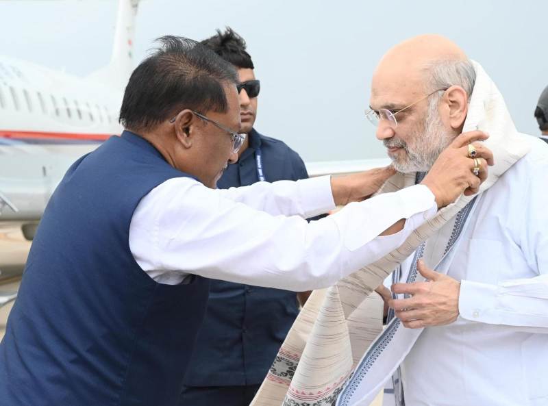 केंद्रीय गृह मंत्री अमित शाह के छत्तीसगढ़ आगमन पर मुख्यमंत्री श्री विष्णुदेव साय ने स्वामी विवेकानंद एयरपोर्ट पर किया स्वागत